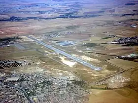 Piste de l'aéroport de Sétif vue du ciel.