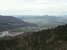 La ville de Malijai, dans la vallée de la Bléone. La photo, prise des collines de Mirabeau, montre la vallée de la Durance et au loin, les contreforts de la montagne de Lure