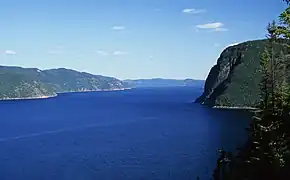 Le Saguenay et le cap Éternité vus depuis le premier niveau du cap Trinité près de la statue