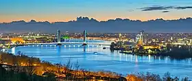 Photographie de la Garonne. On aperçoit la ville illuminée et le pont Jacques Chaban-Delmas.