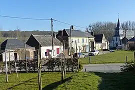 Vue de la place et de l'église, depuis la motte castrale.