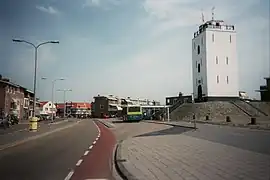 Place Vuurbeaak à Katwijk avec le phare Vuurbaak à droite.