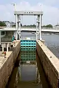 L'écluse no 1 du canal de Nantes à Brest. Vue de l'accès au port-canal