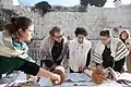 Un vêtement religieux est requis pour la lecture de la Torah (Jérusalem, 2012)