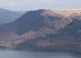 Vue de Walla Crag depuis :Hause Gate&nbsp;(en) sur la rive opposée de la rivière Derwentwater.