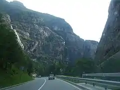 La route dans les gorges de Gondo entre Gondo (854&nbsp;m) et Simplon-Dorf.