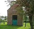 Une chapelle en brique.
