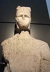 Un portrait du visage et des épaules d'un guerrier.