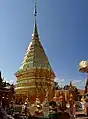 Le "Chedi d'or" de style Lan Na, au centre du temple bouddhiste