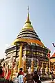 Chedi principal couvert de feuilles de bronze et cuivre (noirci avec le temps) qui abrite un cheveu de Bouddha (reconstruit au XVe&nbsp;siècle)