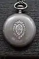 La montre de poche Omega en argent présentée par le Général Berthelot au Père Constantin I. Roșescu, un prêtre orthodoxe roumain et enseignant de Iași, qui devint son ami durant la campagne de la Première Guerre mondiale en Roumanie. La plaque arrière est gravée de "CR", les initiales de Roșescu. Père Roșescu a servi comme confesseur militaire pendant la Première Guerre mondiale, participant aux batailles.