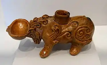Verseuse avec coupe à vin, dynastie Han , Sackler Museum (en)