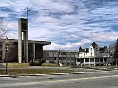 Les routes 112, 241 et 243 se croisent devant l'église Saint-Bernardin à Waterloo.