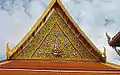 Le toit d'un temple de Wat Mahathat Yuwaratrangsarit