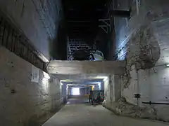 Intérieur du tunnel de préparation ④ de 16&nbsp;m de haut. Le sol a été surélevé dans les dernières années pour éviter les inondations. Une voie ferrée y était initialement installée.