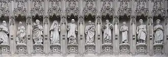 Photo noir et blanc de statues alignées