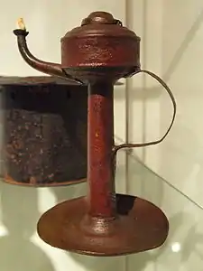 Lampe à huile de baleine du XVIIIe siècle. Feuille de fer avec une mèche en coton d'Allemagne.
