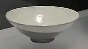 Bol, grès buncheong trempé dans la barbotine blanche. Joseon, début XVIe&nbsp;siècle. D. 16 cm. British Museum