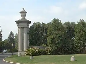 Restes des piliers d'entrée.