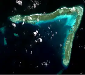 Image satellite du récif Whitsun prise par la NASA en 2011. Des bancs de sable le long de la rive nord sont visibles.
