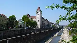 Construite en 1912/1913 la mairie des 13e et 14e&nbsp;arrondissements est située sur le quai de Hietzing. Entre elle et la rivière Vienne, circule la ligne de métro U4.