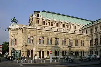 Vue latérale du bâtiment.