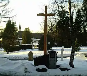 Vue du cimetière et de l'église du village