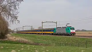 Série 28 (SNCB) remorquant une rame de voitures ICR.