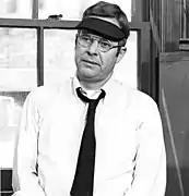 Homme blanc avec une visière.