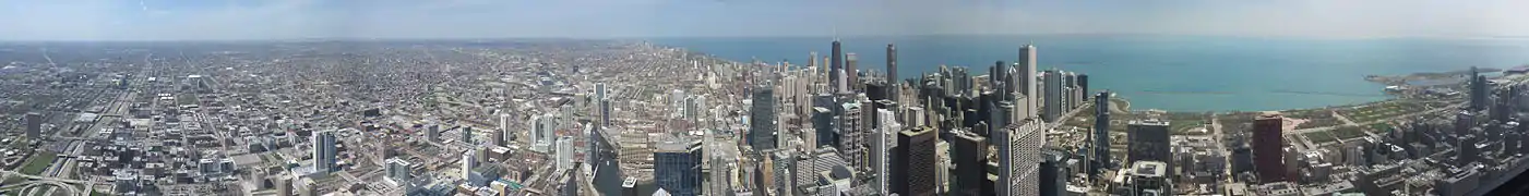 Panorama sur la ville de Chicago et le lac Michigan depuis le toit de la Willis Tower (avril 2010).