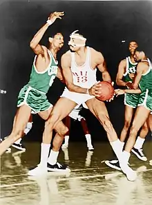 Bill Russell en défense face à Wilt Chamberlain.