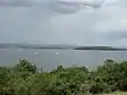 Vue depuis l'île Ndere avec le mont Homa dans le fond.
