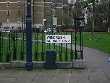 Windrush Square (en), Brixton centre,renommé ainsi en 1998 pour le 50e anniversaire de l'arrivée du bateau