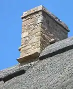 Pierres de sorcières sur toit de chaume.