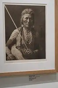 Edward S. Curtis, Wolf-Apsaroke (1908), héliogravure, 55,5&nbsp;×&nbsp;44,5&nbsp;cm.