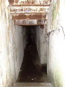 Escalier descendant dans l'abri antiaérien de Hitler (no&nbsp;4 ci-dessus).