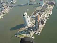 La tour et le World Port Center.