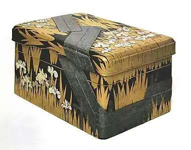 Ogata Kōrin, écritoire aux huit ponts, 1700, bois laqué noir, doré, maki-e, nacre, bandes d'argent et de plomb corrodé, 27,3&nbsp;cm, musée national de Tokyo.