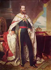 portrait en pied (huile sur toile) de Maximilien revêtu d'un manteau de cour de couleurs blanche et rouge