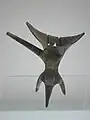 L'évolution des matières et des décors sur une même forme, le tripode jue, au cours de l'âge du Bronze ancien ; de gauche à droite : exemplaires en céramique et en bronze de la période d'Erlitou sans décor, et exemplaire en bronze de la période d'Erligang décoré d'un taotie.