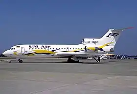 Photo d'un avion de couleur blanche au sol
