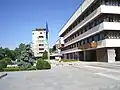 La mairie de Yambol (sur la droite de la photo)
