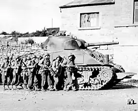 Un Sherman Rhino, équipé à l'avant d'une lame d'acier lui permettant d'éventrer les haies du bocage normand.
