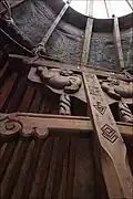 Détail d'un poteau intérieur d'une yourte.