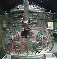 Vase you à décor de taotie Shang, XIIe siècle. Musée de Shanghai. Bronze, H. env. 32 cm