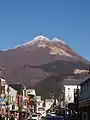 Vue du mont Yufu au sommet enneigé depuis Yufuin au sud-ouest.