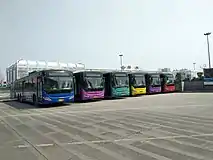 Bus au terminal de la place Ouest.