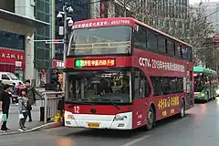 Un bus à impériale sur la route 12 au terminus nord sur la place Est.