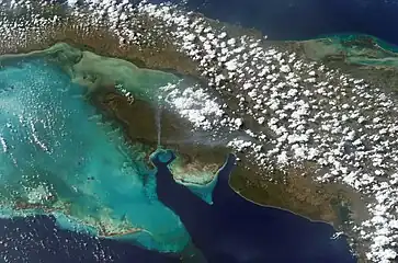 Péninsule de Zapata, Ensenada de la Broa (en) (bleu-jaune clair), golfe de Batabanó (bleu turquoise), baie de Cazones (en), baie des Cochons