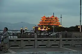 Le bateau-restaurant Deyuefang (bateau pour décrocher la lune) sur l'ile Yeli.